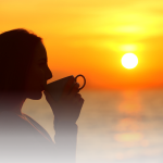 Ingerir café pela manhã pode oferecer uma proteção mais eficaz ao coração do que consumi-lo ao longo do dia.