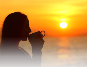 Mulher bebendo café ao amanhecer