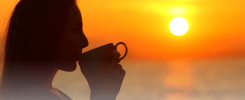 Mulher bebendo café ao amanhecer