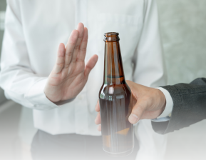 Homem segurando garrafa