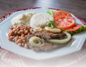 Prato com alimentos e nutrientes