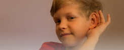 Criança ouvindo
