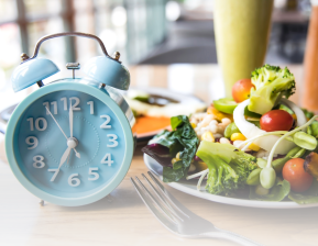 Relógio e prato com comida