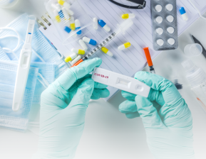 Cientista analisam exame de COVID longa