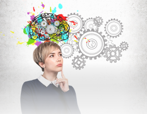 Mulher com pensamentos preocupantes